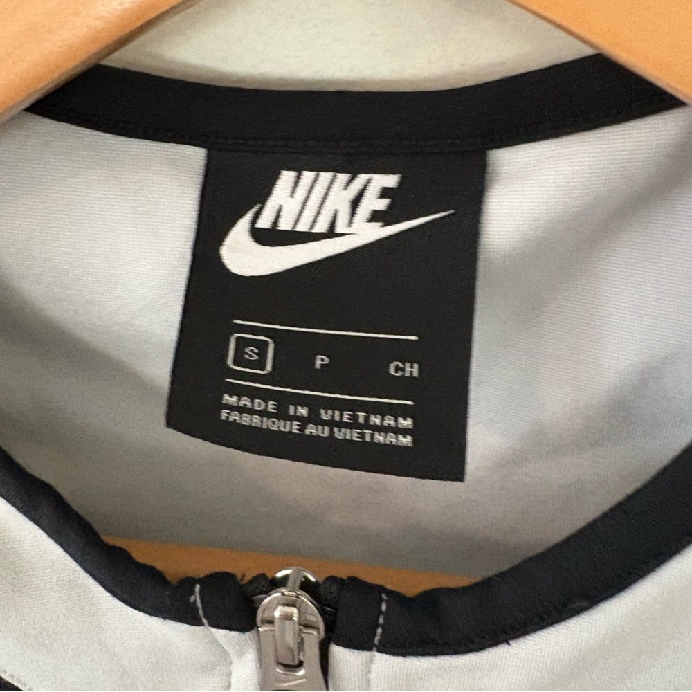 NIKE NSW STREET SHORT SLEEVE TOP. Size Small. - Picture 4 of 9